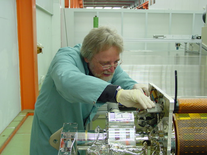 Lothar Gerlach, Head of ESA’s Solar Generator section, examines solar cells