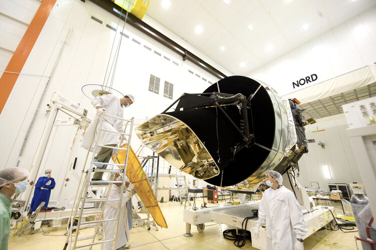 Removing the Planck telescope’s protective cover