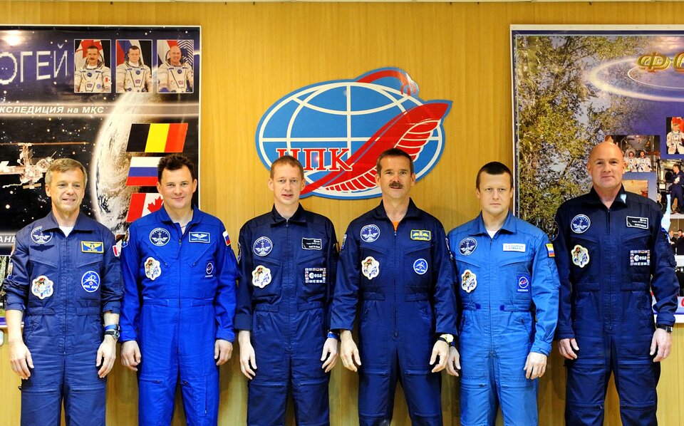 La tripulación de la Soyuz TMA-15 y la tripulación de reserva en la rueda de prensa previa al lanzamiento