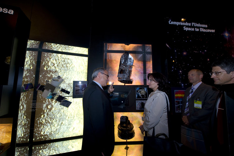 Czech minister Miroslava Kopicova visits the ESA Pavilion