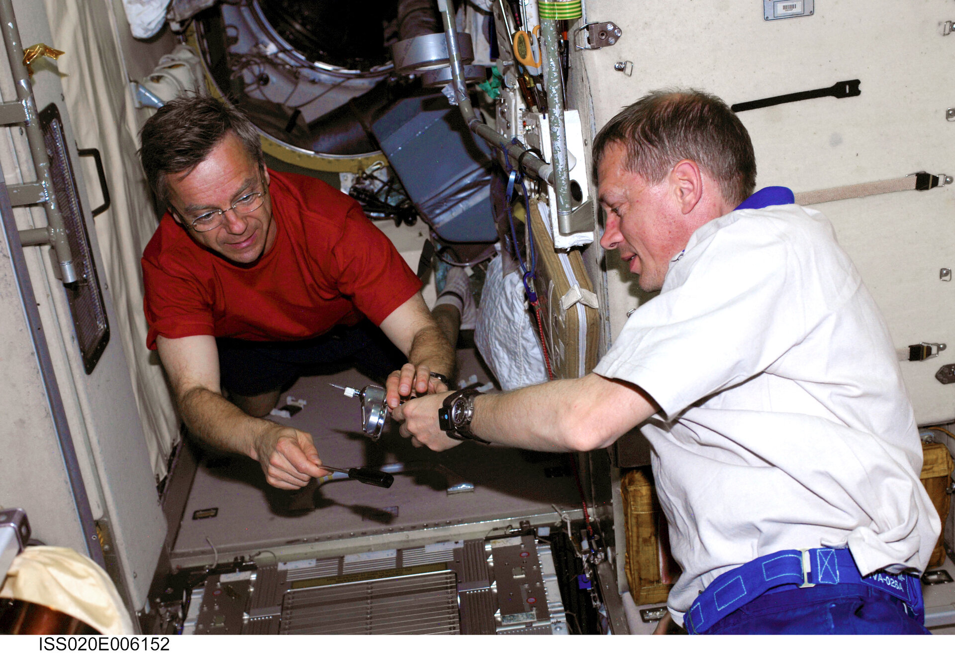 De Winne and Thirsk perform maintenance of the treadmill in Zvezda