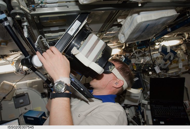 Frank De Winne uses the Neurospat hardware inside the Destiny module