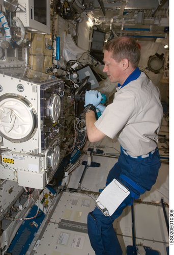 Frank De Winne works at a facility in the Kibo laboratory