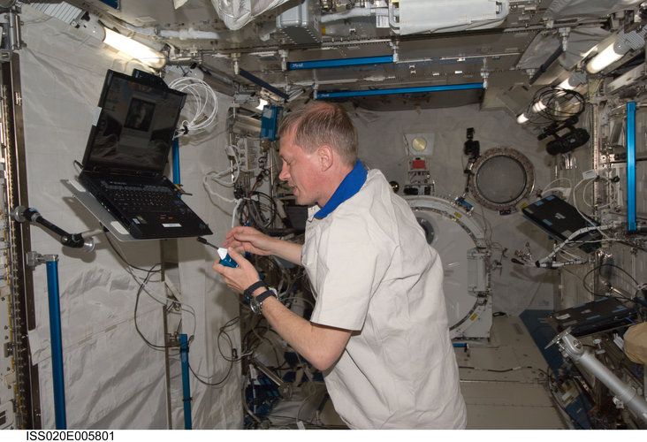 Frank De Winne works in the Kibo laboratory of the ISS