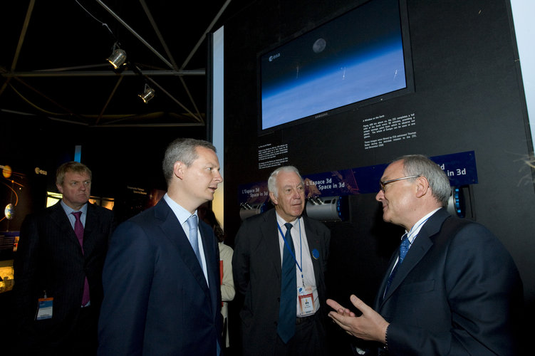 Mr Dordain and Mr Le Maire visit the ESA Pavilion at Le Bourget