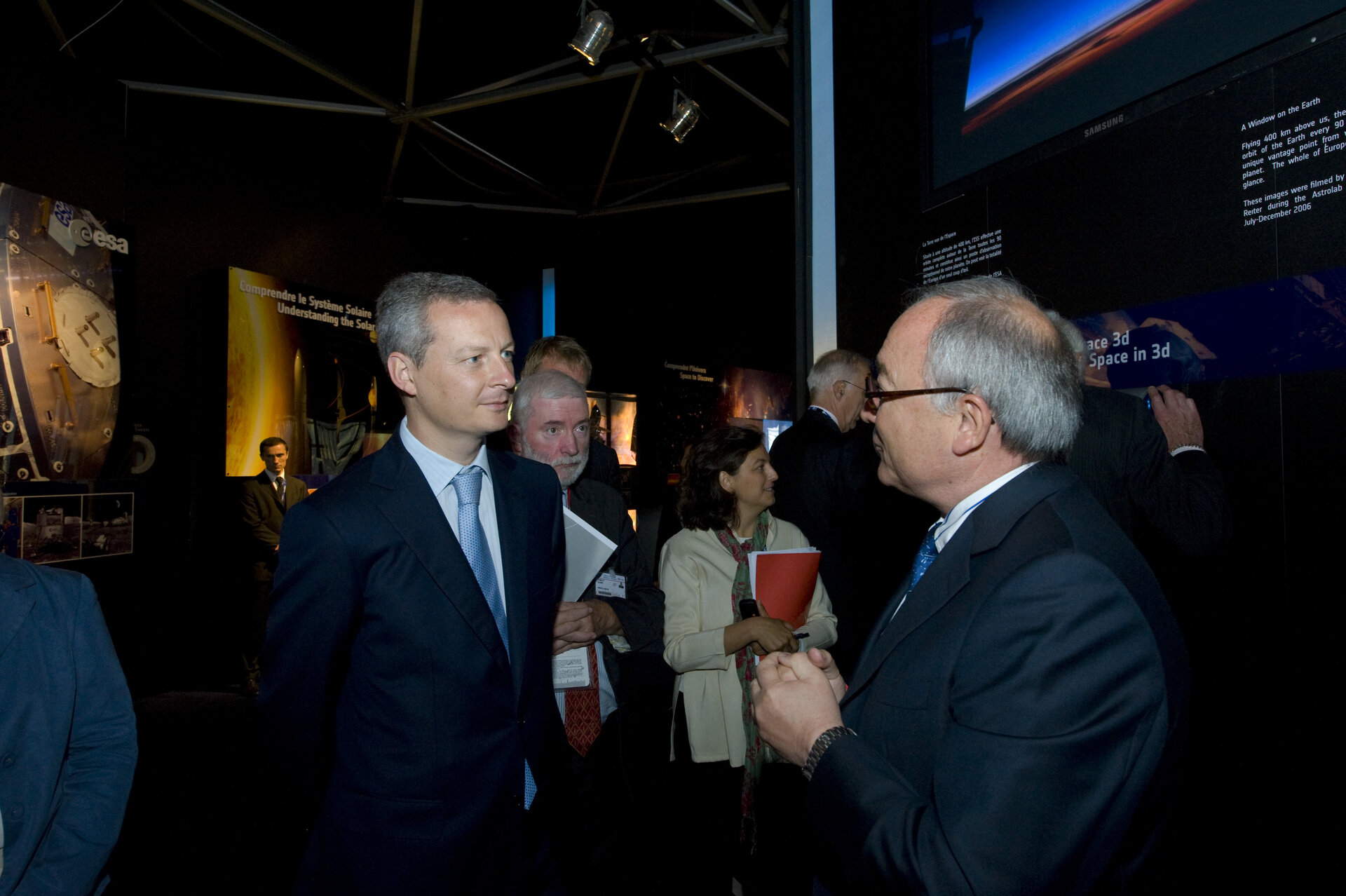 Mr Dordain and Mr Le Maire visit the ESA Pavilion at Le Bourget