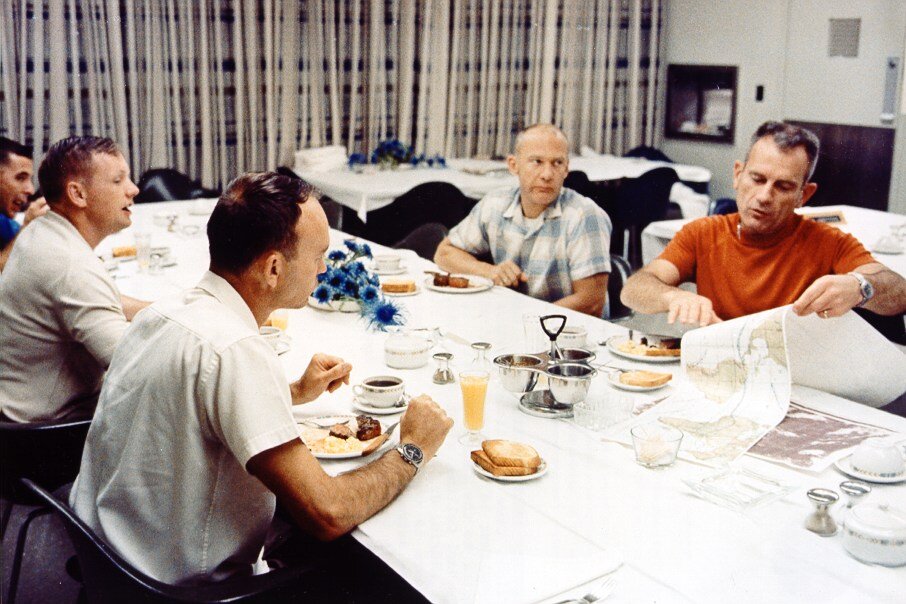 La tripulación desayuna el día del lanzamiento