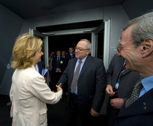 Valérie Pécresse and Jean-Jacques Dordain visit the ESA Pavilion