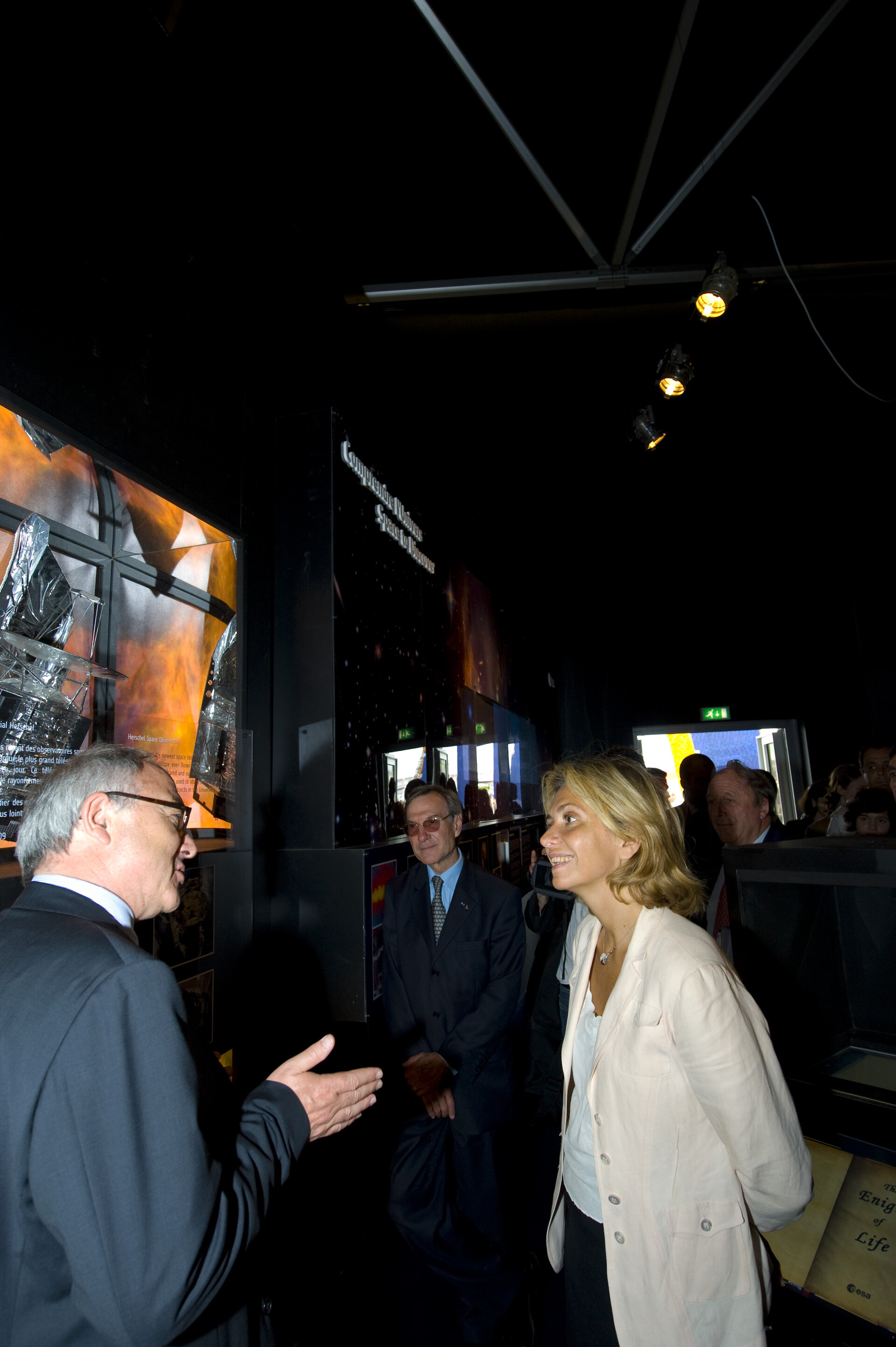 Valérie Pécresse and Jean-Jacques Dordain visit the ESA Pavilion
