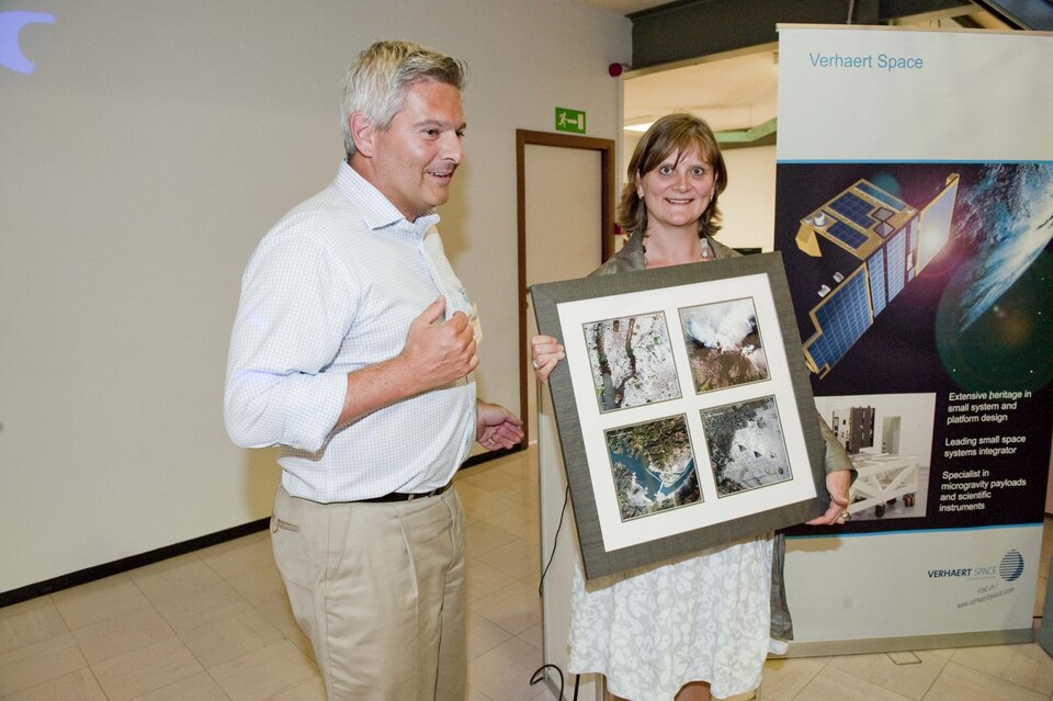 Frank Preud'homme, Verhaert Space Business Unit Manager and Sabine Laruelle, the Belgian Minister for Science Policy.