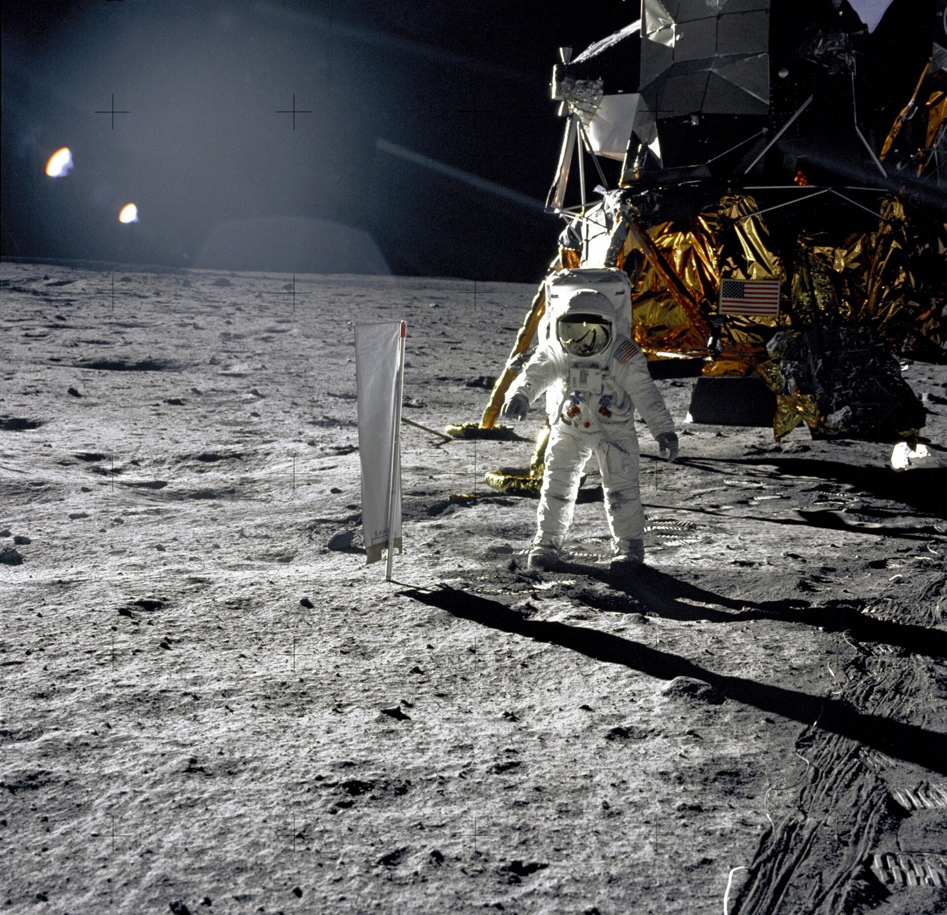 L’astronaute Buzz Aldrin sur la Lune avec, à sa droite, la feuille d’aluminium suisse.