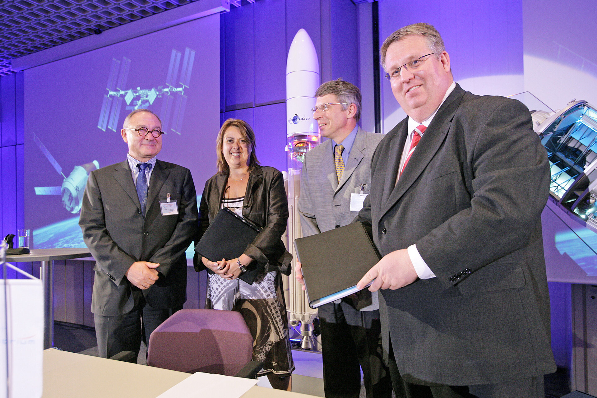 Signature of the study contract for ARV with EADS Astrium