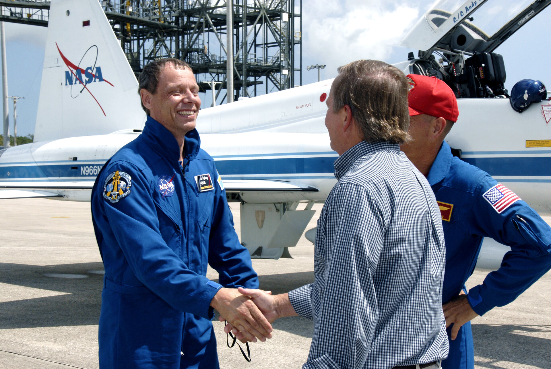 Christer Fuglesang and rest of STS-128 crew arrive at KSC for launch countdown rehearsal