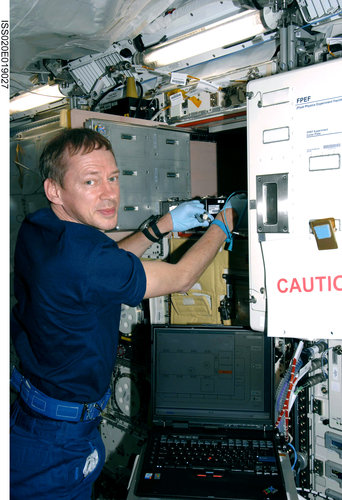 Frank De Winne works with the Cell Biology Experiment Facility in Kibo