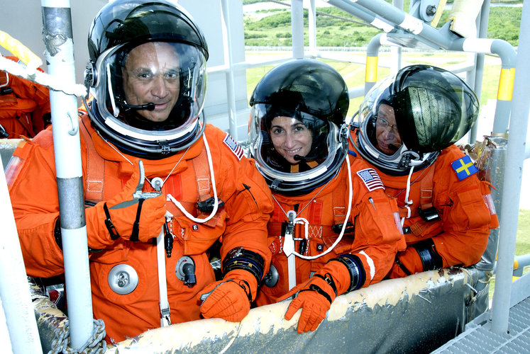 STS-128 crewmembers in the slidewire basket during practice of emergency exit from the launch pad