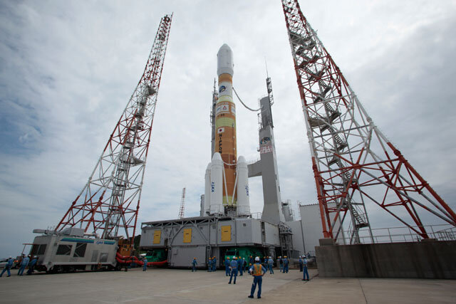 De H-IIB raket met de ruimtecargo HTV op de lanceerbasis van Tanegashima in Japan