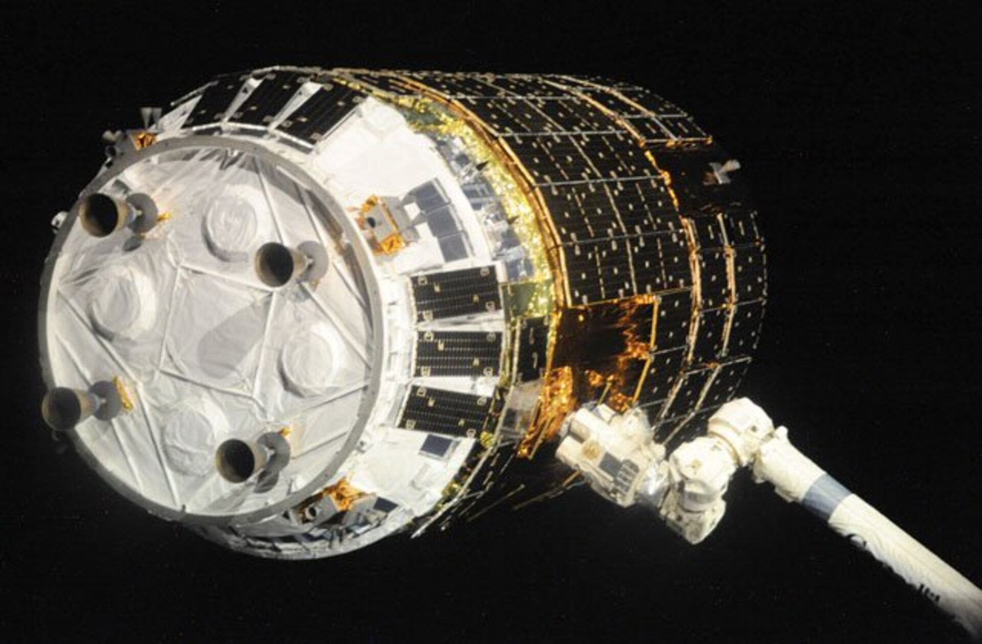 HTV 1 wordt met de Canadarm2-robotarm van het ruimtestation vastgegrepen