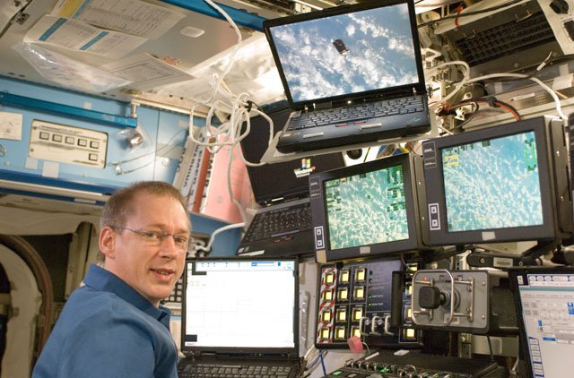 Monitoring the approach of the Japanese cargo spacecraft from inside the Destiny laboratory