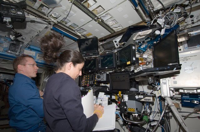 Samen met Nicole Stott aan het Canadarm2-werkstation in de module Destiny