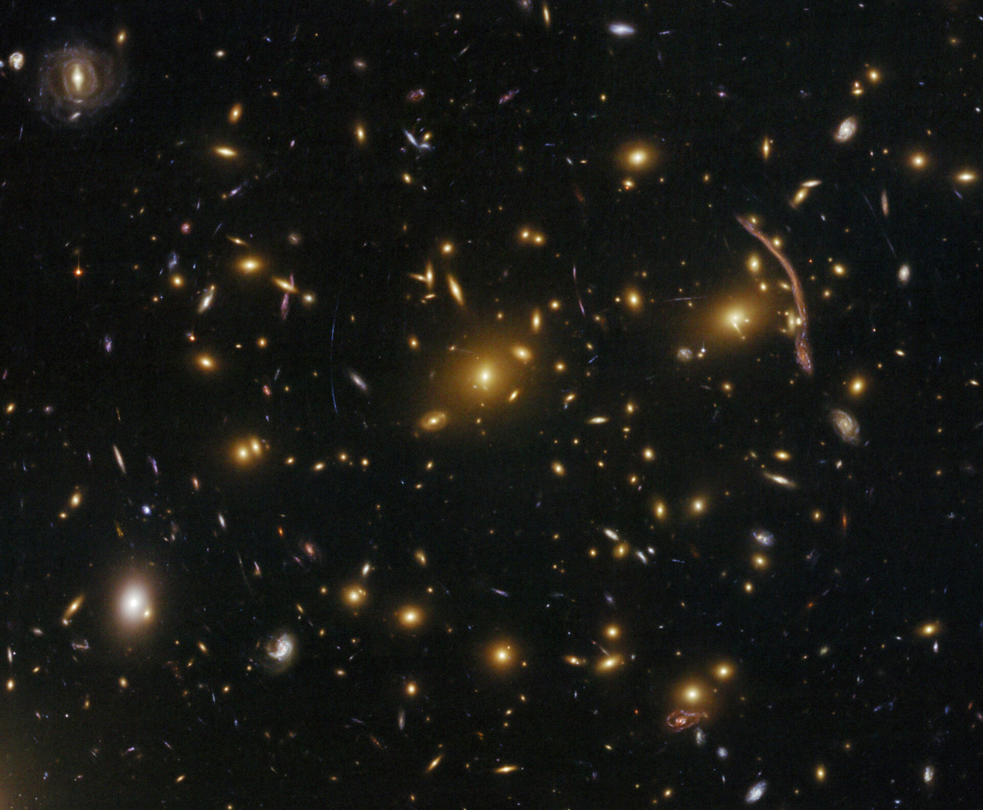 Gravitational lensing in the galaxy cluster Abell 370