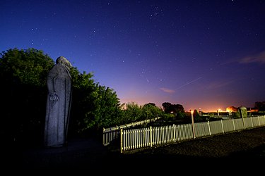 Tycho Brahe blickar upp mot rymdfärjan Discovery från sitt observatorium Uraniborg på ön Ven i Öresund.