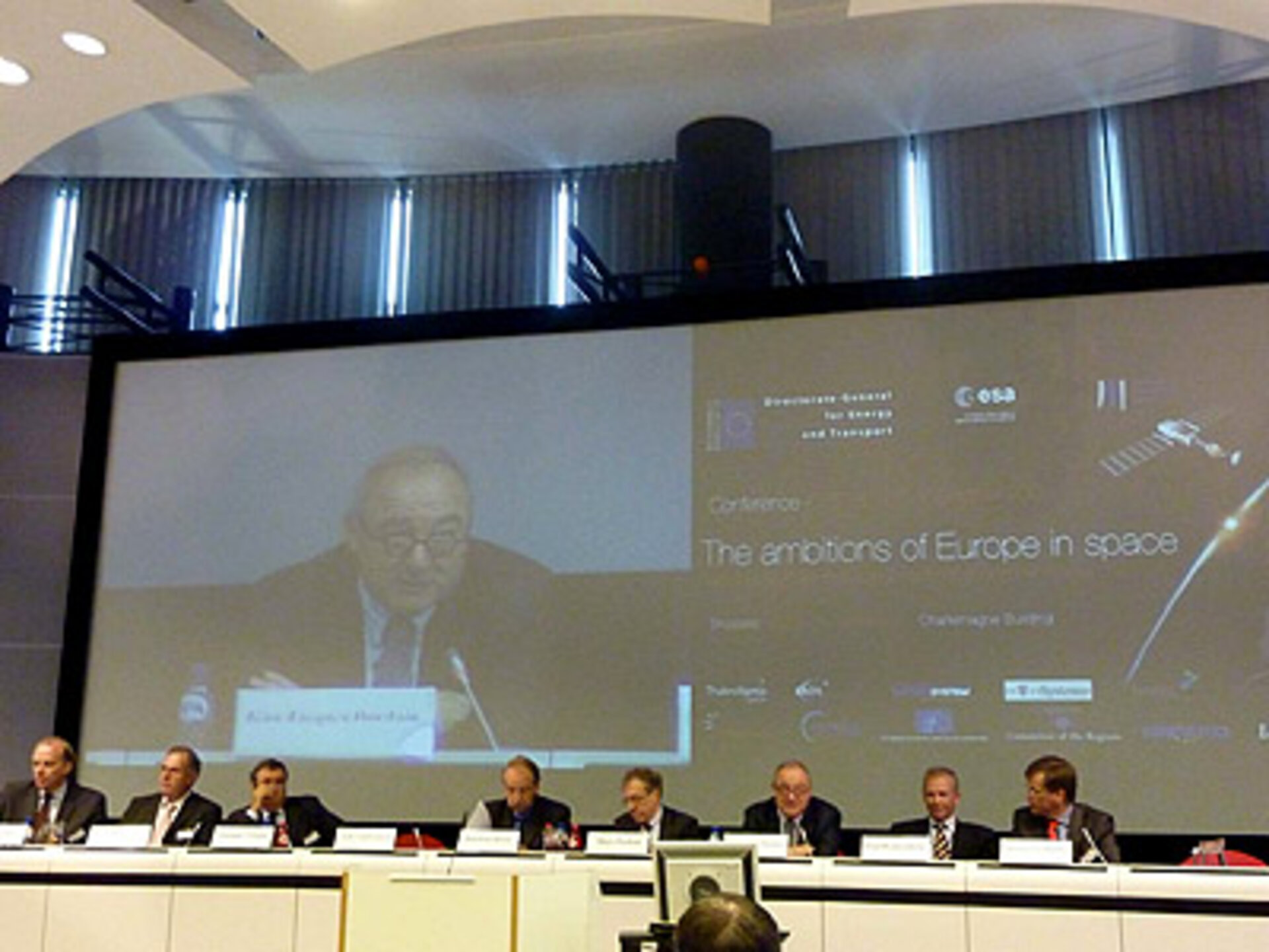 Director General Jean-Jacques Dordain (right) at the closing session