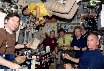 Expedition 20 and 21 crewmembers share a meal in the Zvezda module