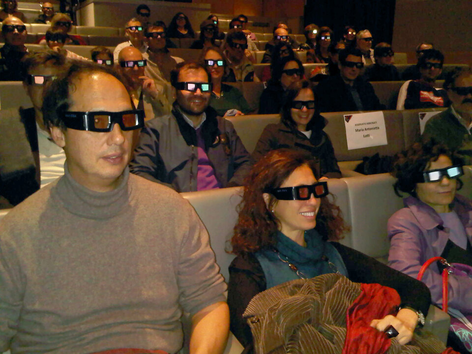 Pubblico al Palazzo delle Esposizioni durante un incontro con un astronauta dell'ESA, con gli occhiali 3D