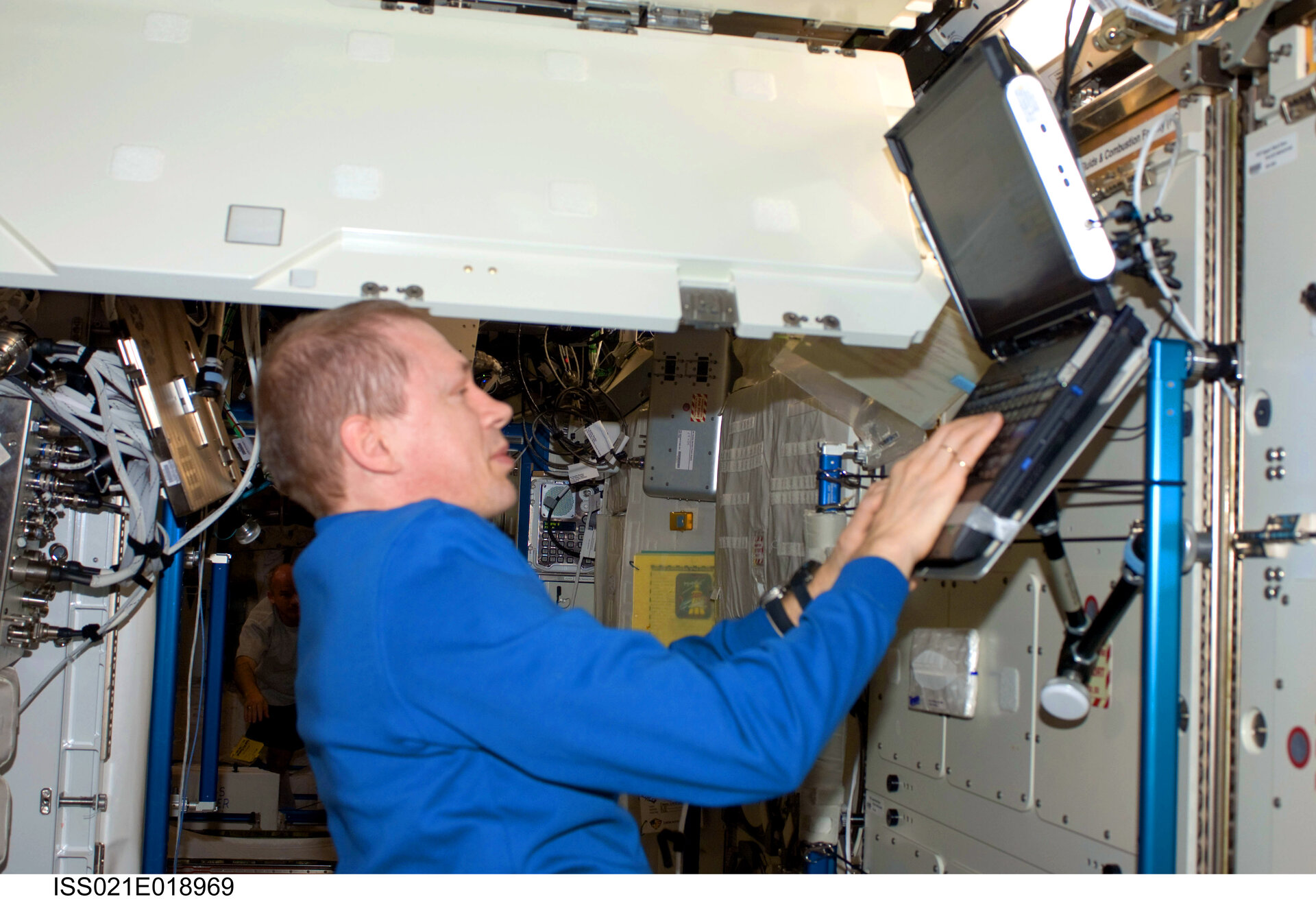 Frank De Winne uses a computer in the US Destiny laboratory