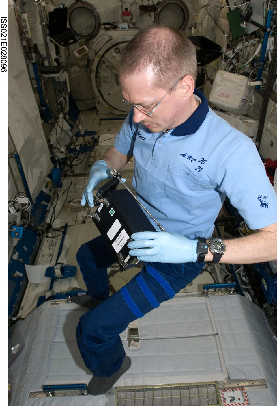 Frank De Winne working with RadSilk experiment in the Kibo laboratory