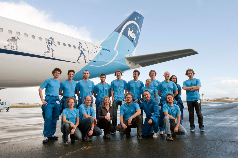 The 2009 campaign students and the 'Fly Your Thesis!' team