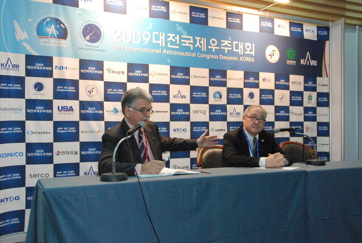 ESA Spokesman Franco Bonacina introducing ESA's Director General Jean-Jacques Dordain at press conference