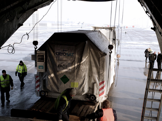 Loading CryoSat-2 container