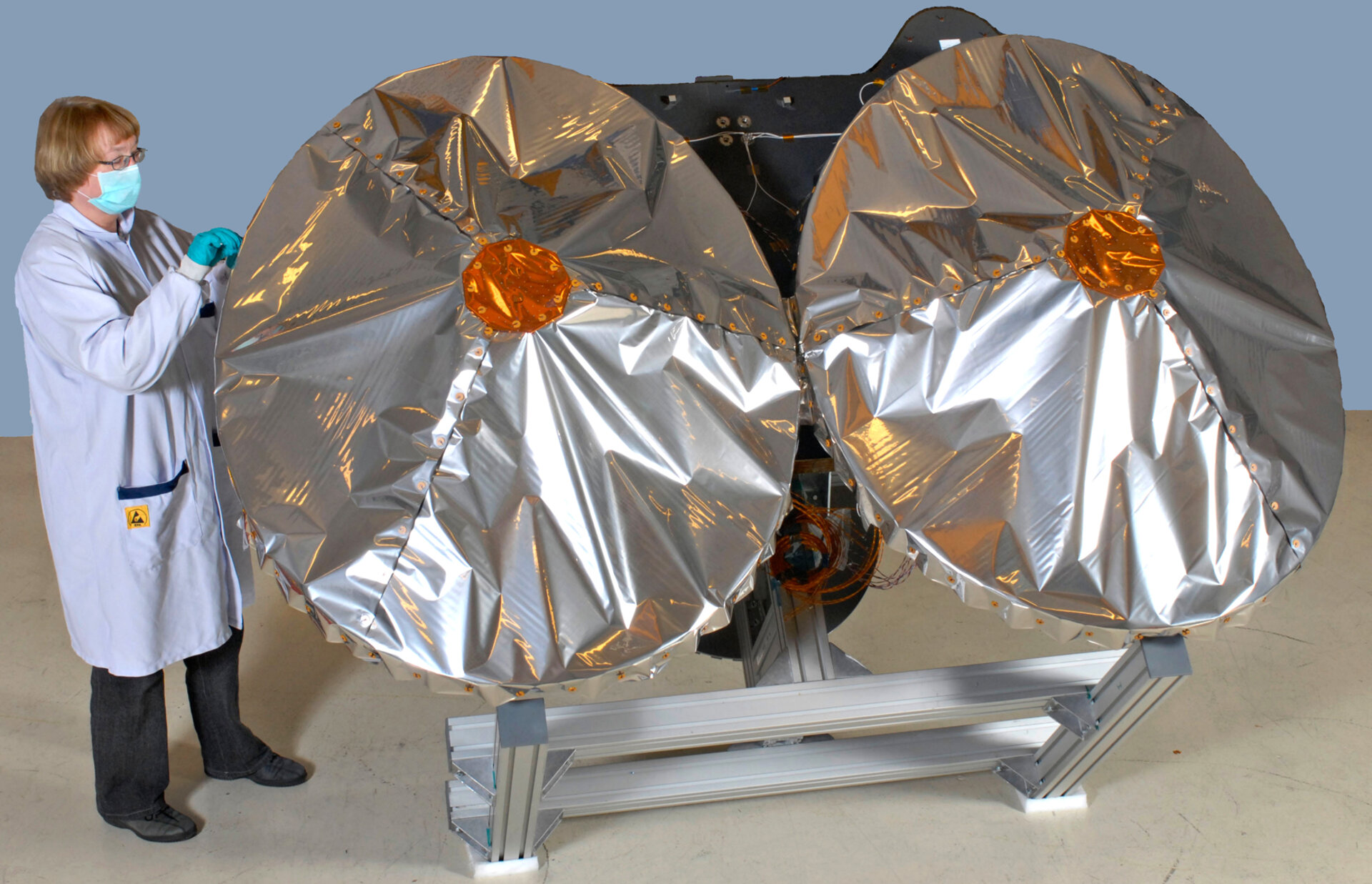 Viola Sohtell på RUAG Space ser över antennerna till Cryosats SIRAL-instrument.