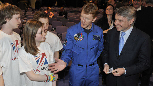 Kosmonaut ESA Tim Peake a lord Drayson hovoří s mládeží.