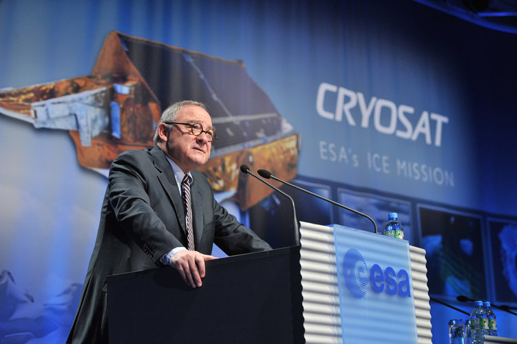 ESA DG Jean-Jacques Dordain addresses the audience at ESA/ESOC on the occasion of the launch of Cryosat 2 on 8 April 2010