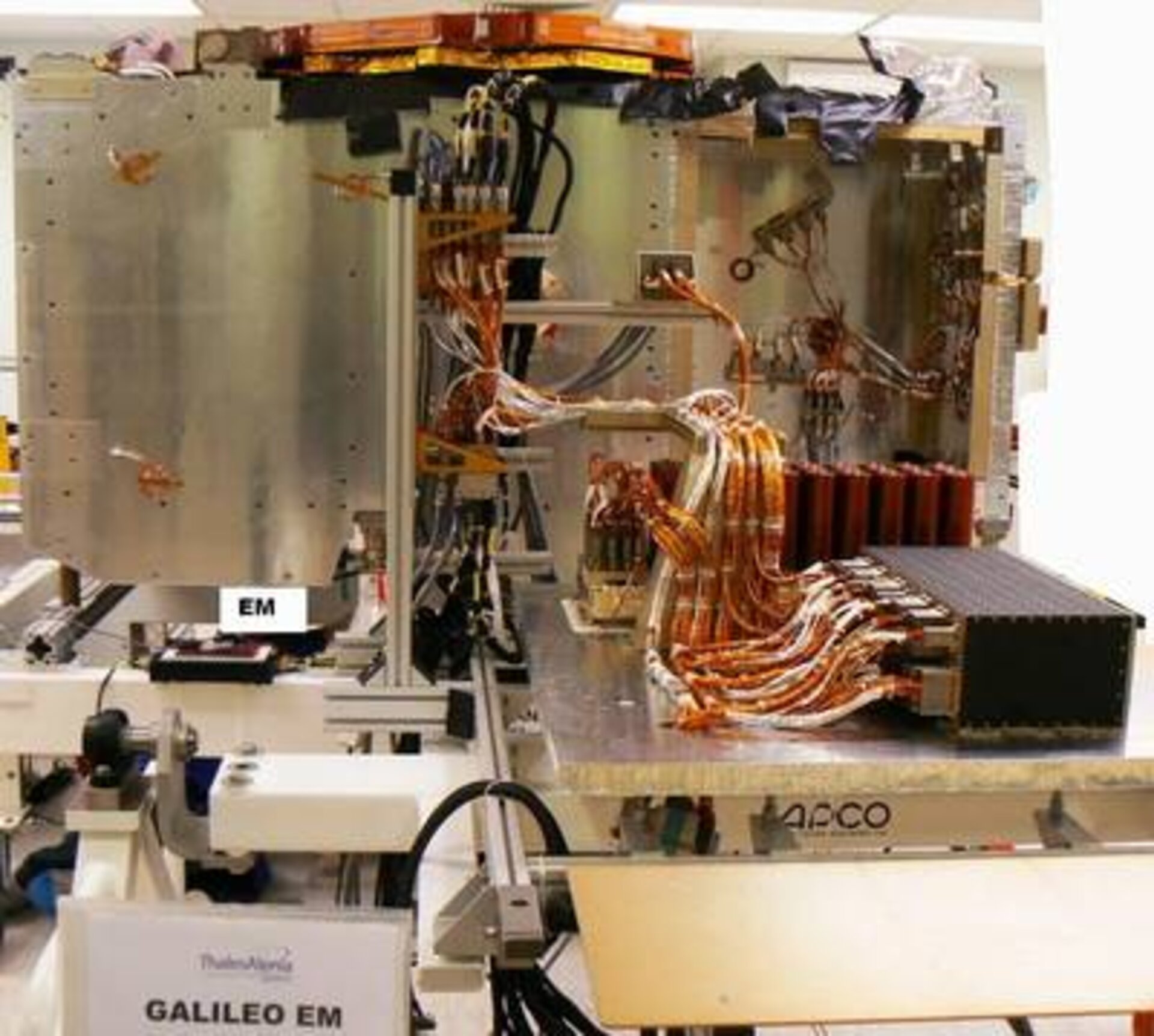 Testeissä käytetty Galileo IOV-vaiheen insinöörimalli Thales Alenian puhdastilassa Roomassa