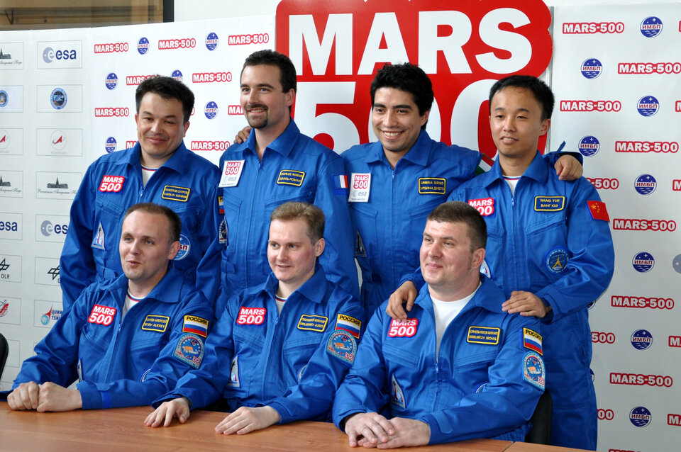 L'equipaggio completo del progetto Mars500, in isolamento per 520 giorni