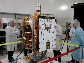 Dr Didier Moreau (à gauche), qui dirige le B.USOC, est allé se rendre compte de la préparation du micro-satellite Picard.