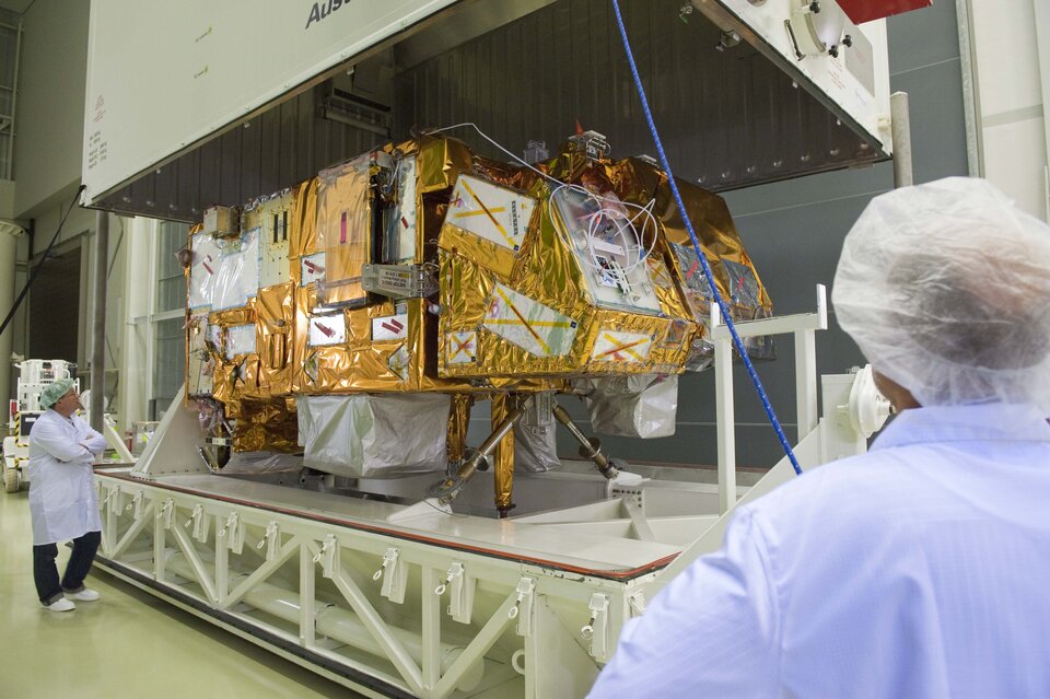 Unpacking MetOp-B PLM after initial arrival