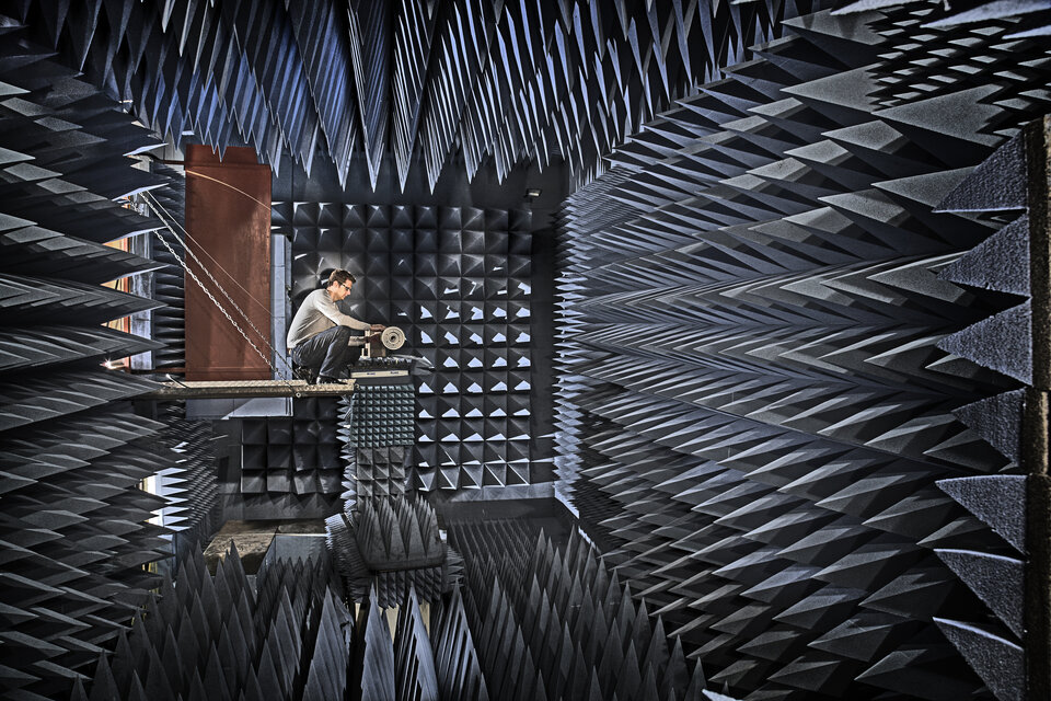 I Göteborg har RUAG Space en anläggning för att testa antenner.