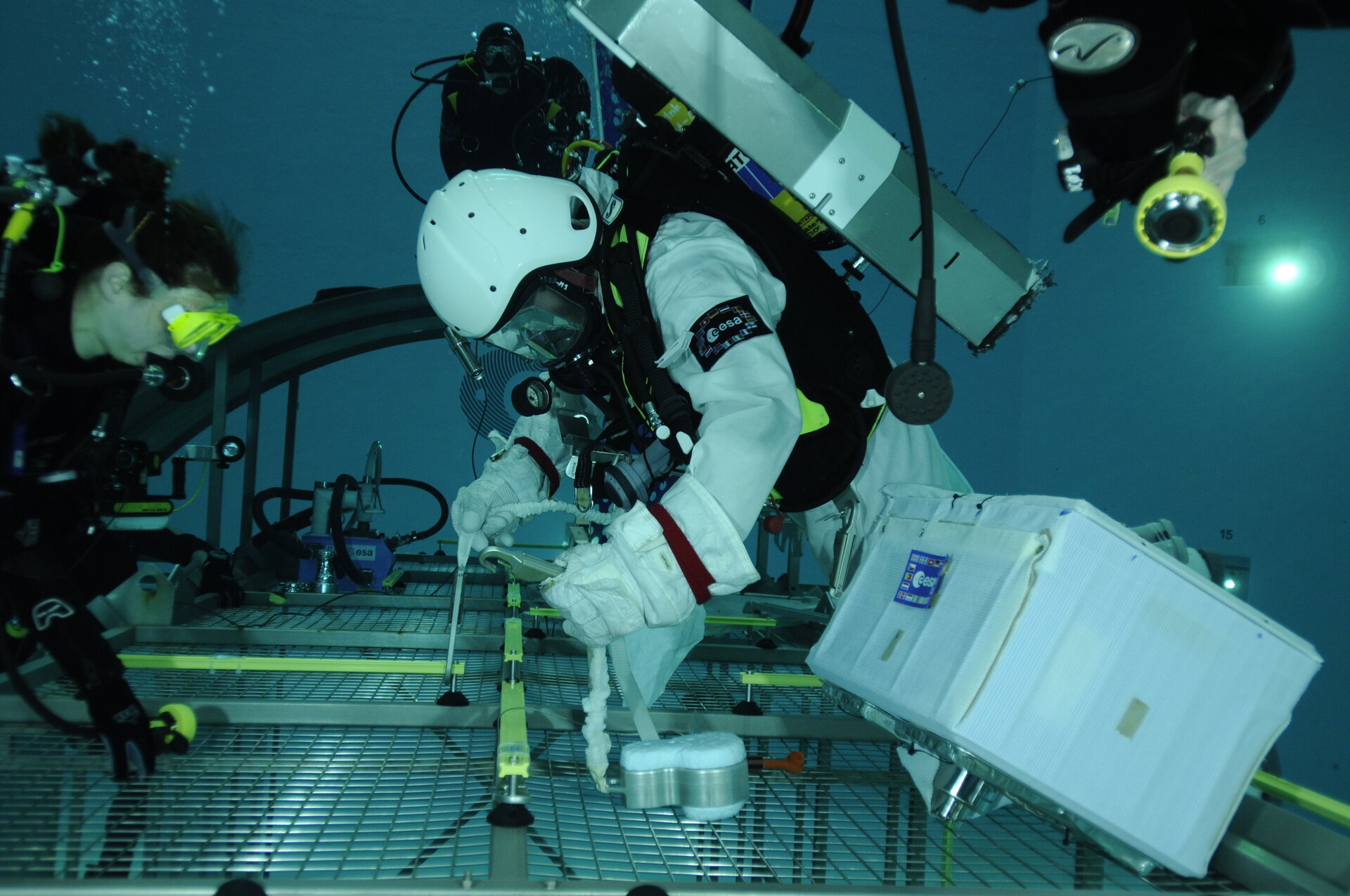 Luca Parmitano during training  in the Neutral Buoyancy Facility at EAC