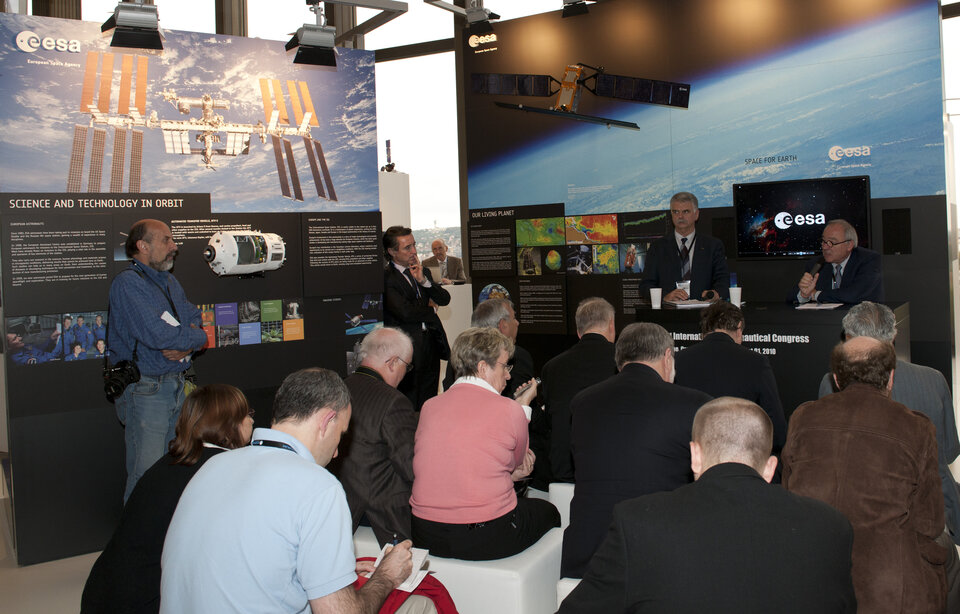 ESA DG meets the press at IAC  2010