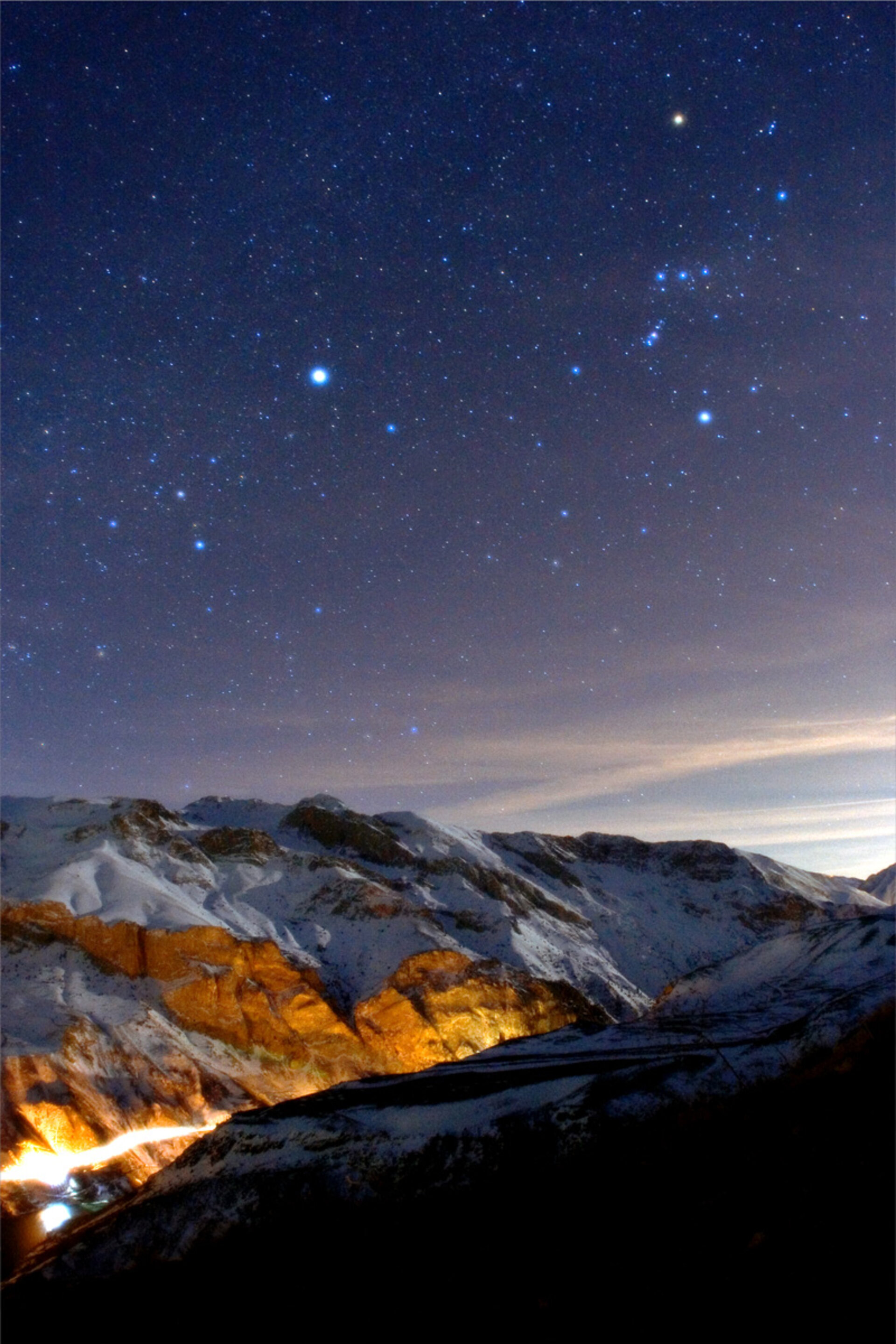Alborz bergen i Iran under månsken med stjärnbilden Orion.