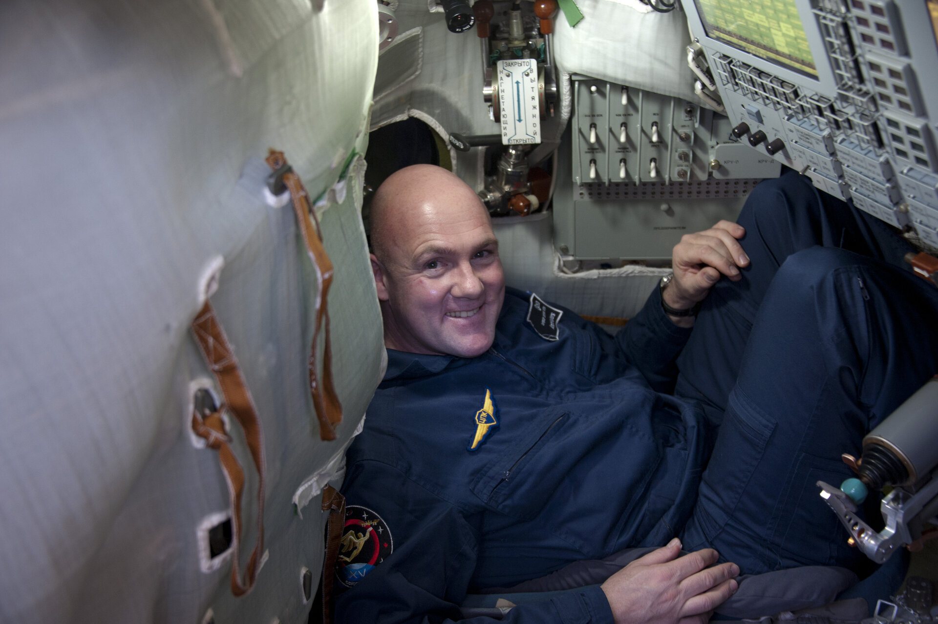 Andrè inside a Soyuz simulator