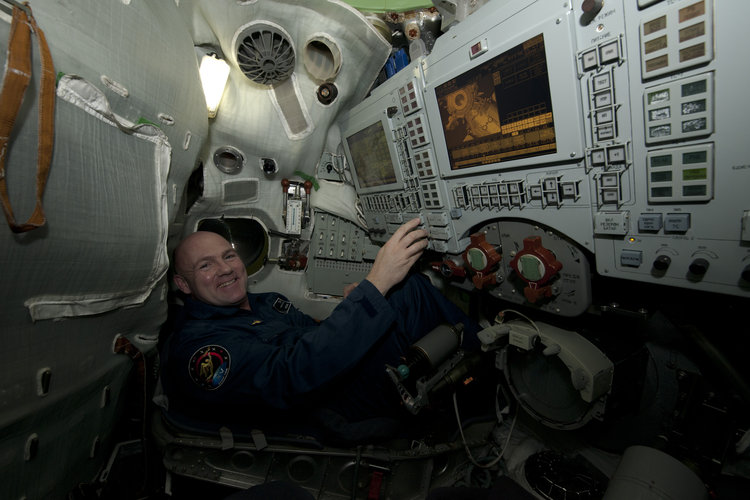 Andrè Kuipers inside a Soyuz TMA simulator