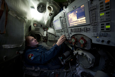 Andrè Kuipers inside a Soyuz TMA simulator