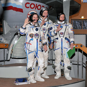 Crew in front of the Soyuz TMA simulator