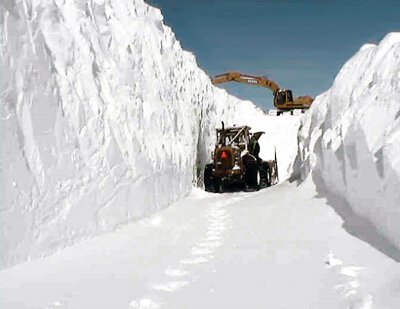 Heavy snow closes roads