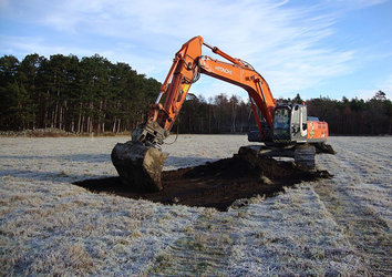 Nu byggs LOFAR-stationen vid Onsala rymdobservatorium. Här ser vi de första spadtagen.